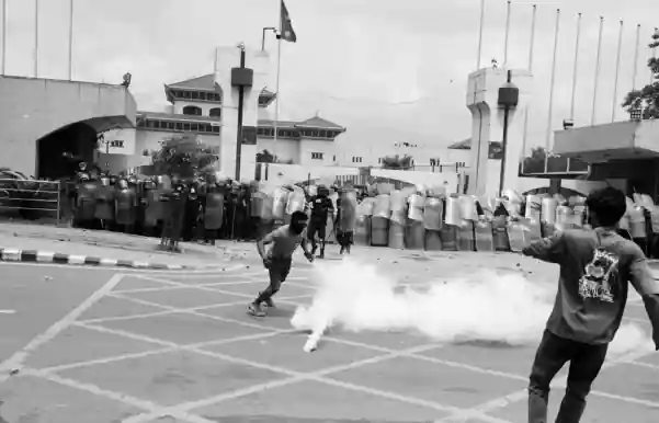 ফেসবুক, সহ ২৬টি সামাজিক মাধ্যম নিষিদ্ধ করার কারণে নেপালে জনরোষ